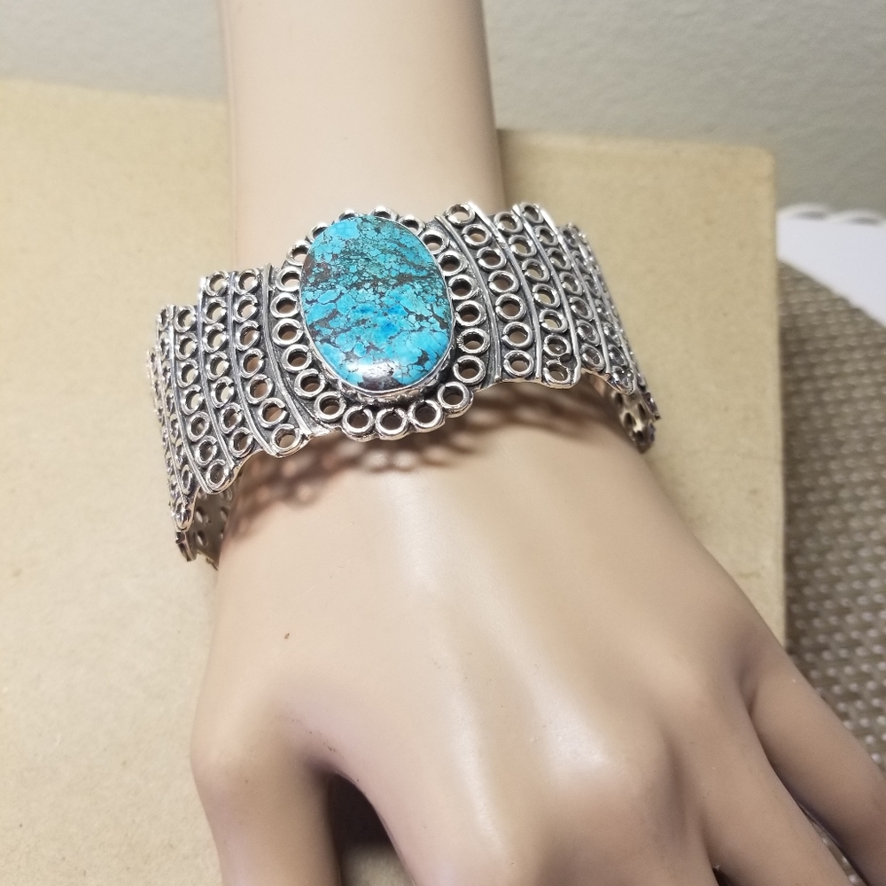 RAVISHING BRACELET NWOT
